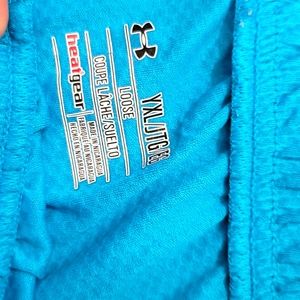 Under armour shorts YXL/fits like womens small